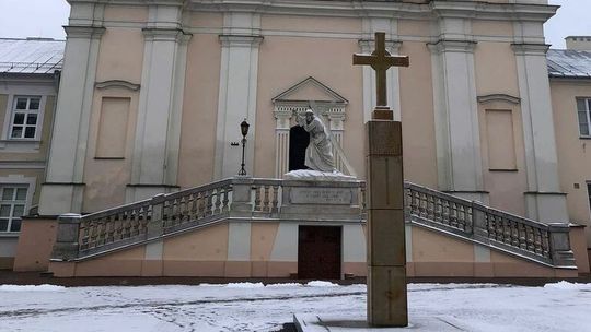 Poprzedni krzyż runął. Nowy ma poświęcić biskup