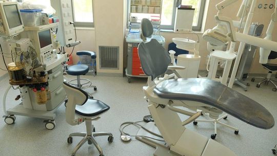 Porady stomatologiczne dla seniorów – studenci zapraszają na darmowe konsultacje