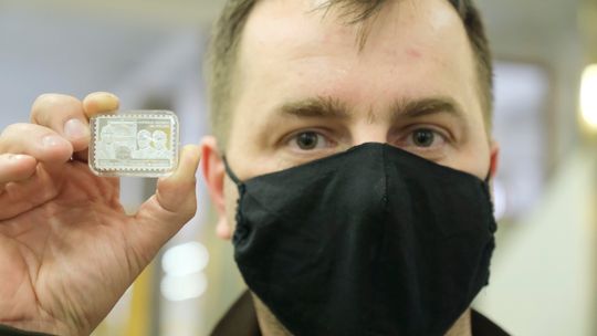 Poranna kolejka przed bankiem w Lublinie, żeby wydać sporą sumę