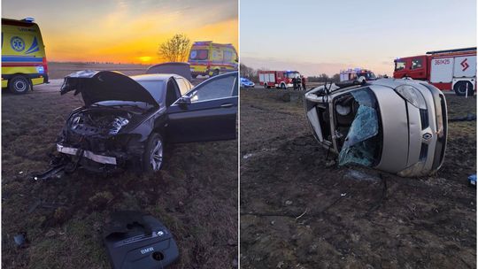 wypadek - dwa zniszczone samochody i praca ratowników oraz strażaków