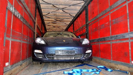Porsche i lexusa ukrył w naczepie. Wszystko było kradzione
