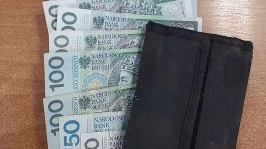 Portfel z pieniędzmi leżał na ulicy