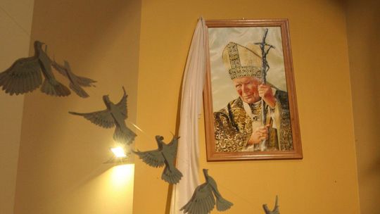 Portret Jana Pawła II po sześciu latach zniknął z kościoła. Artystka oburzona, proboszcz się tłumaczy