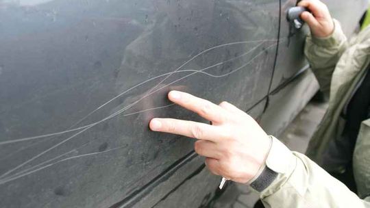 Porysowali mu samochód, nagrała ich ukryta kamera