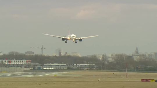 Porywisty wiatr utrudniał lądowanie samolotom na Okęciu [wideo]