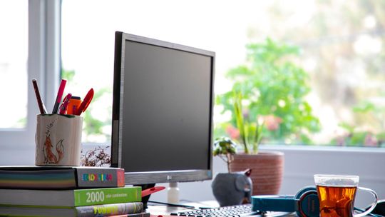 Porządek na biurku to podstawa. Jakie akcesoria ułatwią domowy home office?