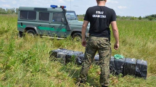 Porzucone pakunki z papierosami nad rzeką