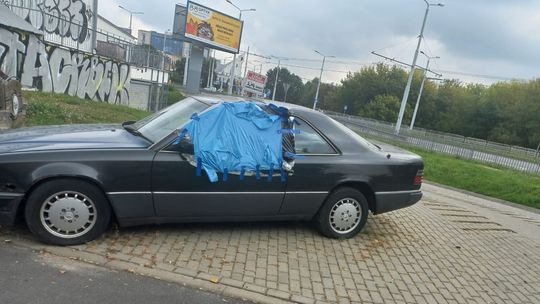 Porzucony mercedes miesiącami utrudnia wyjazd z parkingu