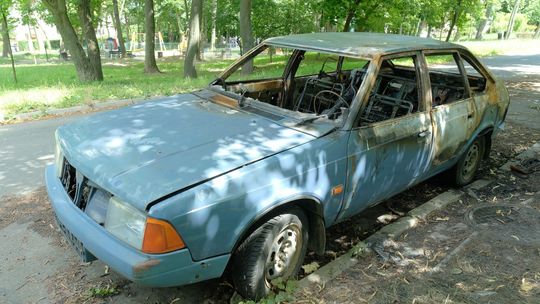 Porzucony moskwicz straszy przy Powstańców Śląskich. Ratusz reaguje