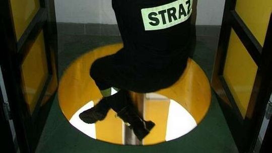 Posadzka nagrzana, a pracownicy źle się poczuli. Strażacy ruszyli na pomoc