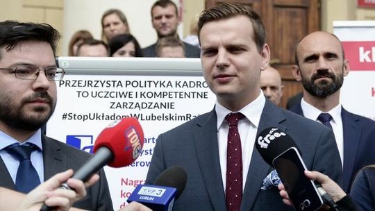 Poseł Kulesza znowu to zrobił. I pozuje z królem disco polo