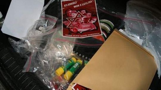 Poseł PiS i krewni bronią aresztowanego za antysemickie plakaty