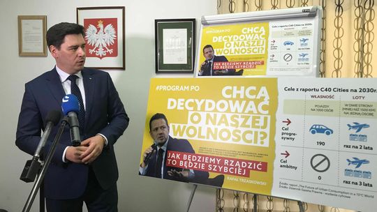 Poseł PiS z Białej Podlaskiej boi się o ubrania dla synka. Przez Rafała Trzaskowskiego