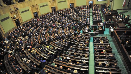 Poseł z pensją kasjerki w Biedronce? Ekspert wyjaśnia, dlaczego zbyt niskie pensje to ryzyko