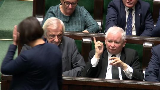 Posłanka klubu PiS skrytykowała nowelizację. Jarosław Kaczyński pogroził jej palcem [wideo]