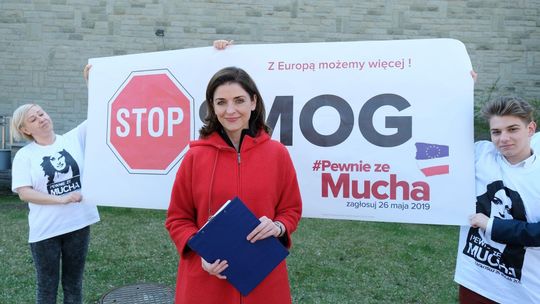 Posłanka Mucha walczy o czyste powietrze. Ale zaliczyła wpadkę podczas konferencji prasowej