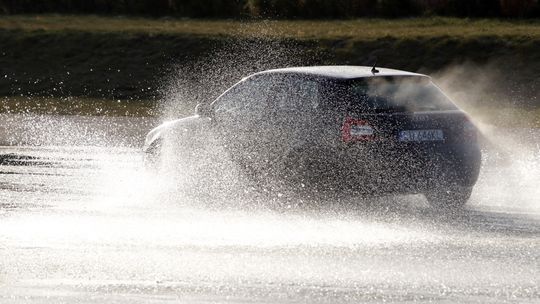 Poślizgi, dachowanie. Mikołajki na torze w Lublinie
