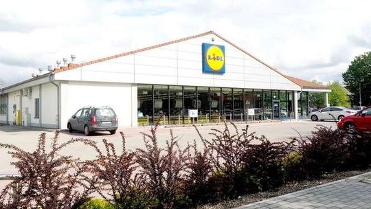 Poślizgnęła się w sklepie i poszła do sądu. Dostała 50 tysięcy złotych