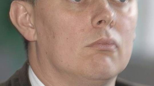 Posłowie pytają o Karskiego, minister obrony milczy