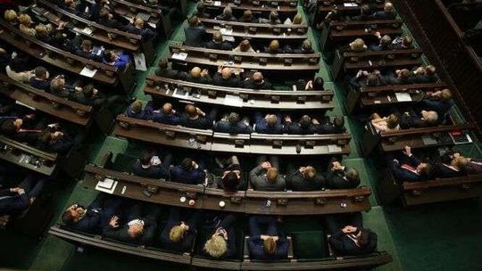 Posłowie też chcą 500+. Będą dostawać 14 tys. zł na prowadzenie biur poselskich?