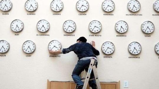 Pośpimy dłużej, bo wkrótce zmiana czasu na zimowy. Ale czy to ma sens?