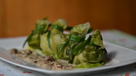 Gołąbki z kapusty związane szczypiorkiem