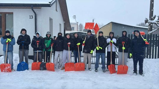 Postawa godna pochwały. Uczniowie złapali za łopaty i zaczęli odśnieżać Godna naśladowania postawa uczniów