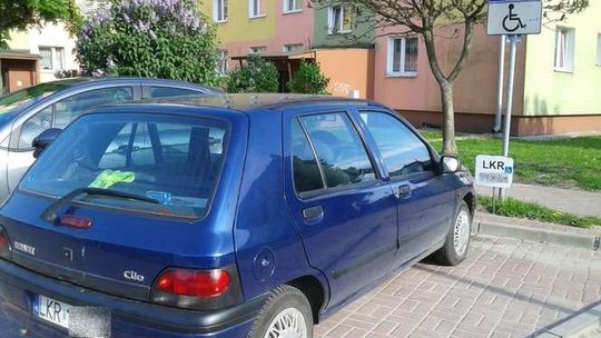 Postawił sobie znak "prywatne miejsce parkingowe". Tablica stała od lat