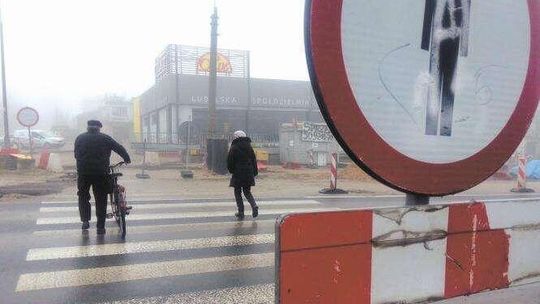 Postawili barierkę, która nic nie daje. Tak miasto "zabezpieczyło" przejście po wypadku