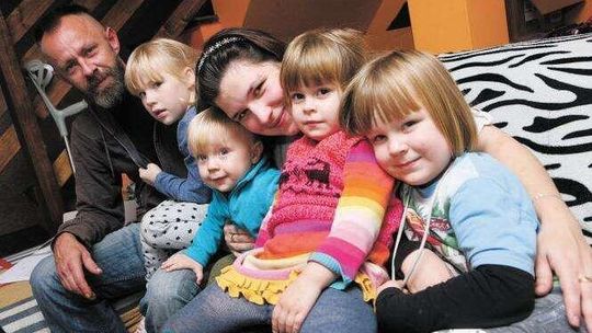 Postawili dom bez pozwoleń. Teraz boją się, że sąd odbierze im dzieci