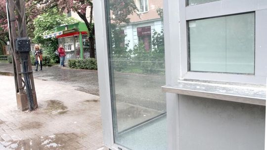 Postawili nowy kiosk koło starego. Teraz go przenoszą