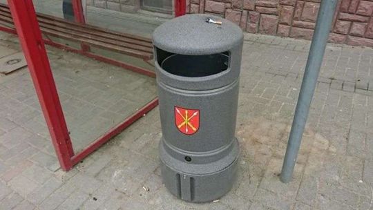 Postawili śmietniki z herbem miasta. Brakuje tylko popielnic 