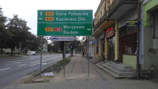 Postawili znak na środku chodnika. Słupy już usunięte [zdjęcia]