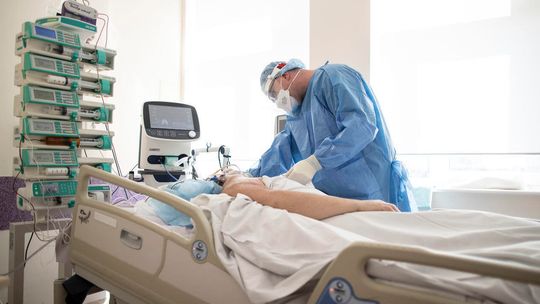 Poświąteczny spadek zachorowań. Andrzej Duda ocenia walkę z pandemią „dobrze”