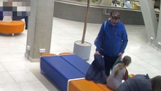 Poszedł na basen, ukradł telefon. Sam przyszedł na policję