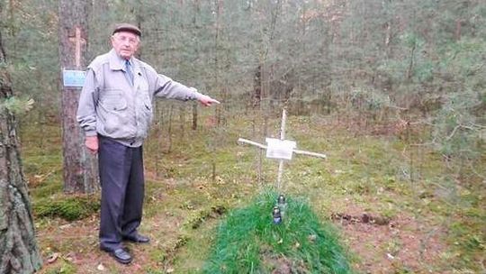 Poszedł na grzyby i znalazł w lesie grób. Dwa miesiące temu jeszcze go tam nie było