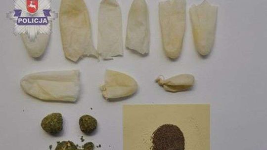 Poszła do więzienia z narkotykami w majtkach. Chciała je przekazać więźniowi