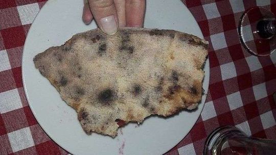 Poszli na „pyszną pizzę” a dostali spalony placek. Właściciele pizzerii przepraszają
