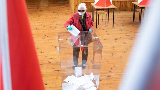 Poszli zagłosować w maskach i rękawiczkach. W Markuszowie wybierają nową radną [zdjęcia]