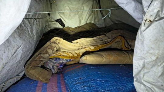 Poszukiwany listem gończym krył się w szałasie. I tak go znaleźli