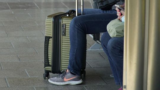 Poszukiwany sam przyszedł na komisariat. Przyniósł bagaże