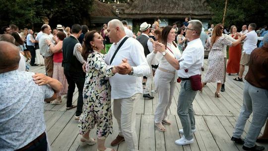 Potańcówka jak za dawnych lat. "Tak wyrwałem moją żonę"