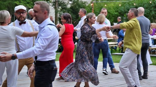 Potańcówka w skansenie. Zobacz, jak się bawiono