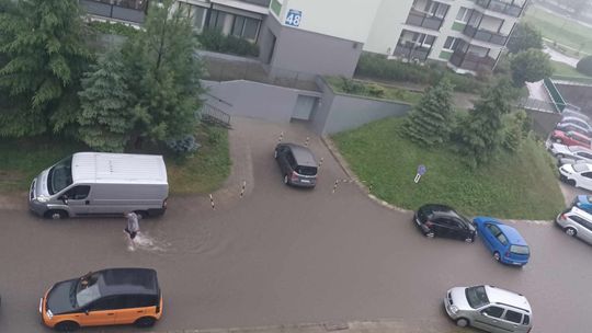 Potężna ulewa nad Zamościem. Zalane piwnice, podwórka, parkingi