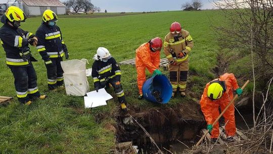 Potężne, chemiczne składowisko koło Ryk? Wezwali strażaków