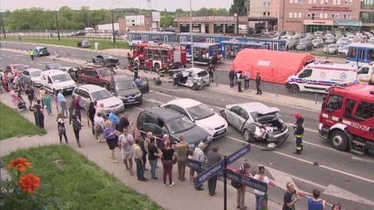 Potężny karambol w Krakowie. Ciężarówka staranowała 19 aut (wideo)