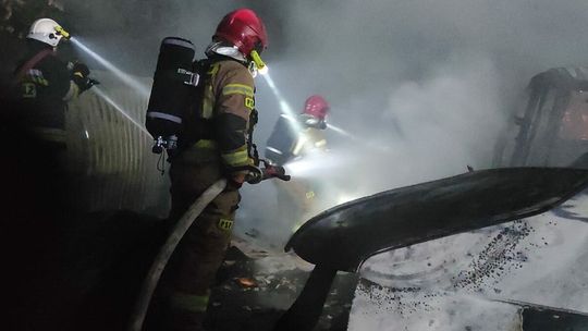 Potężny pożar. Spaliło się pięć motocykli, dwa volkswageny i traktor