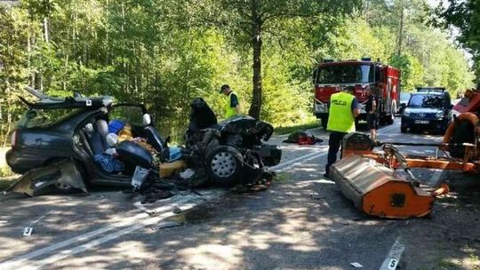 Potoczek: Zderzenie auta z ciągnikiem. Dwie osoby zginęły