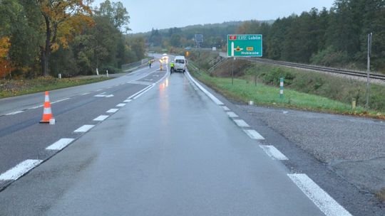 Potrącenie 76-latki na DK17. Kierowca próbował uniknąć zderzenia