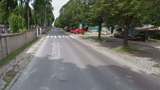 Potrącenie kobiety na chodniku widział tłum ludzi. Ale nikt nie zgłosił się na policję